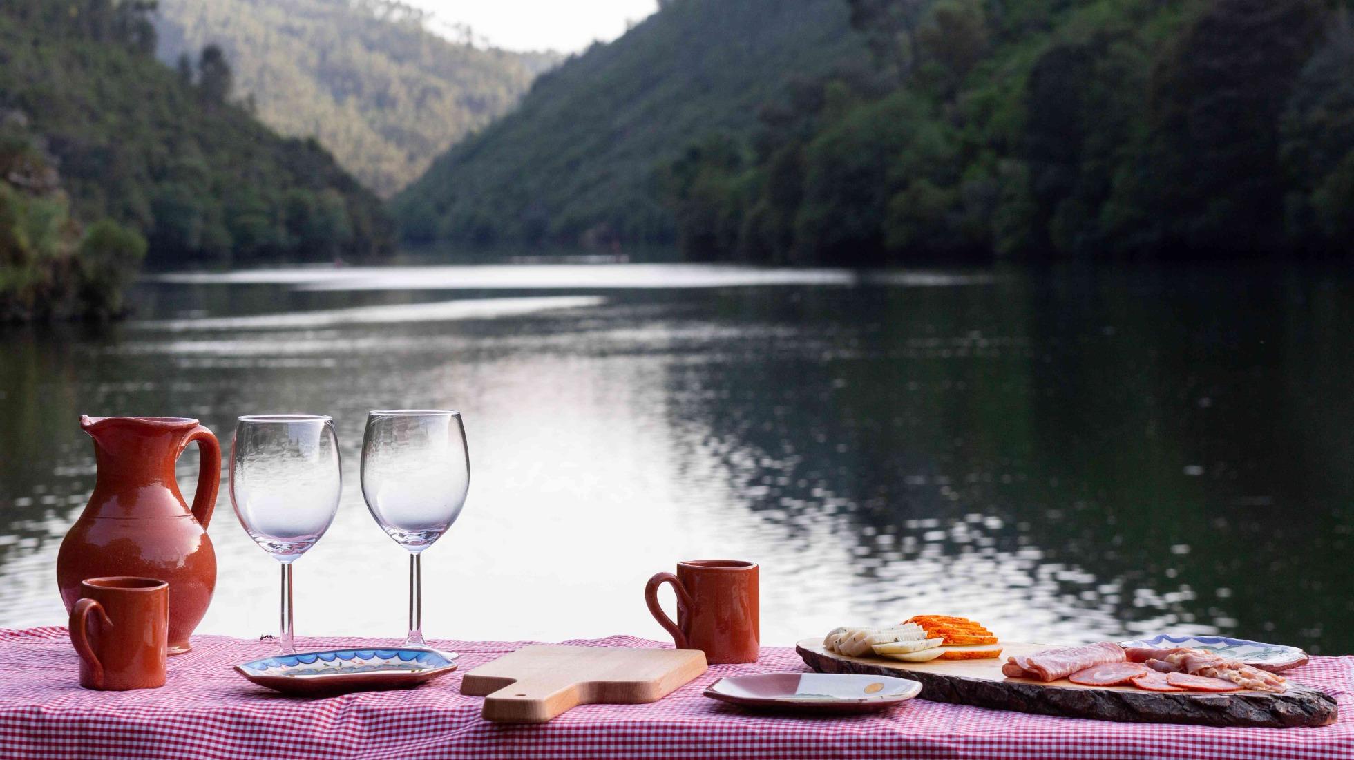Private riverside picnic on a tailor-made journey in Zêzere River, Portugall