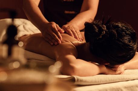Essential oils massage at Convento do Espinheiro