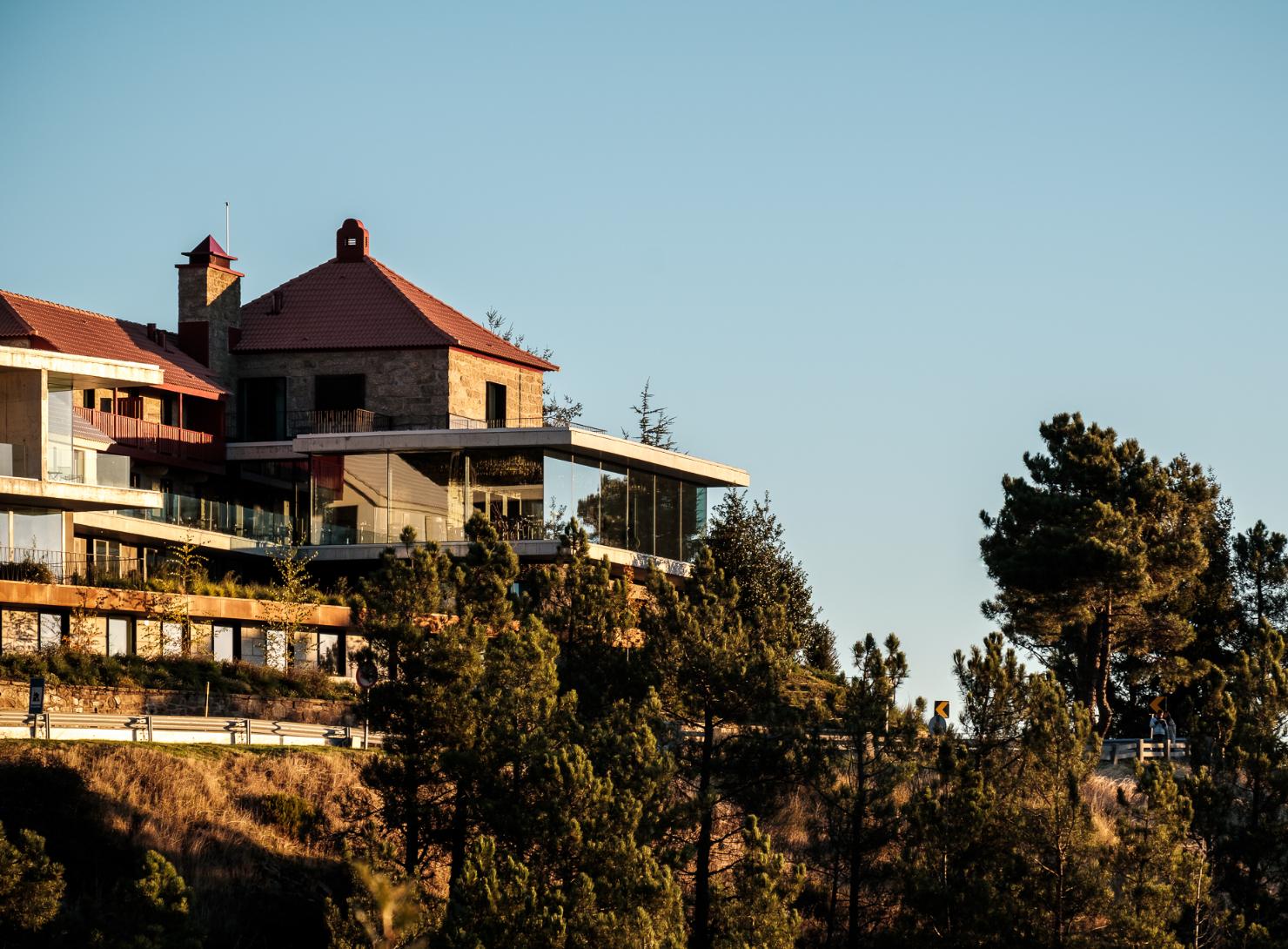 Casa de São Lourenço / Burel Panorama Hotel*****